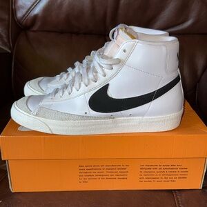 Nike Men's White and Black Sneakers